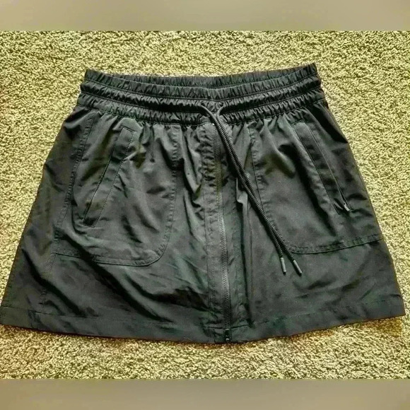 Athleta Zip-Front Expedition Cargo Skort Black Size 10 - Picture 1 of 5